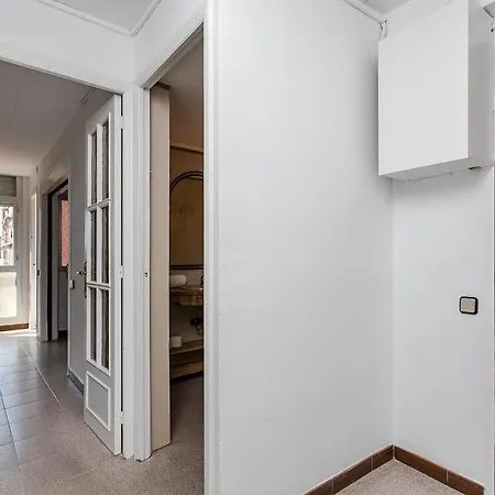 Spacious 4 Bed 2 Bath Flat Minutes From The Beach * Barcelona