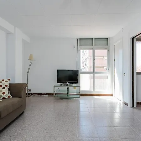 Spacious 4 Bed 2 Bath Flat Minutes From The Beach