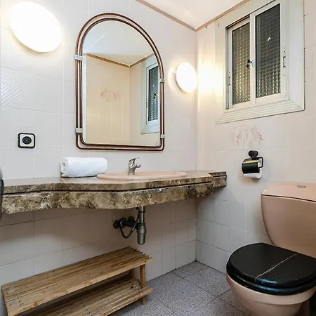 Spacious 4 Bed 2 Bath Flat Minutes From The Beach Lägenhet Barcelona