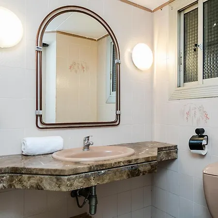 Spacious 4 Bed 2 Bath Flat Minutes From The Beach Apartment Barcelona