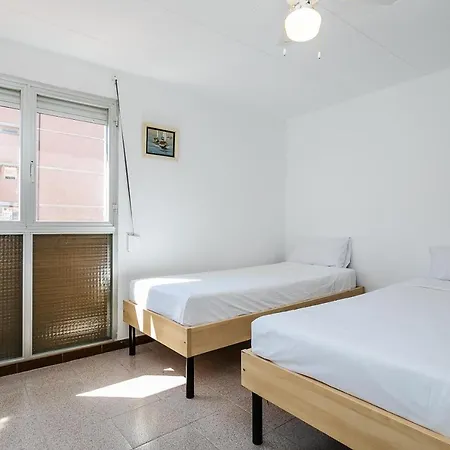 Spacious 4 Bed 2 Bath Flat Minutes From The Beach