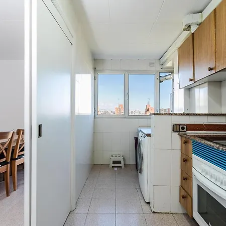 Spacious 4 Bed 2 Bath Flat Minutes From The Beach Apartment